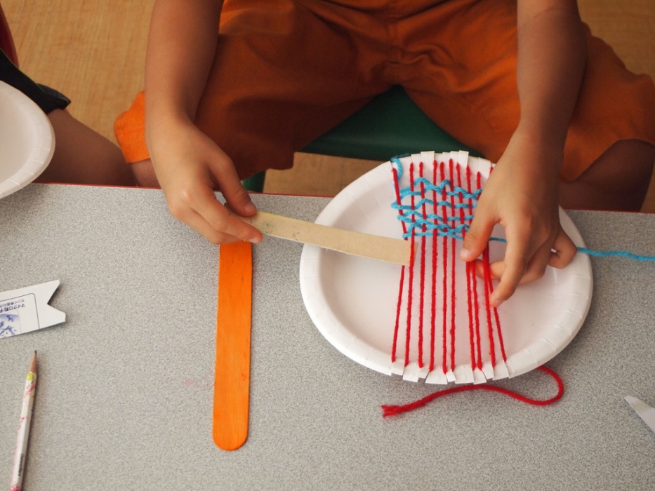 child plate weaving