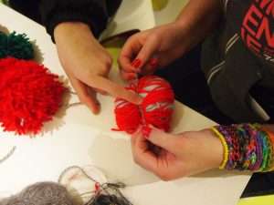 simple way to make pom poms